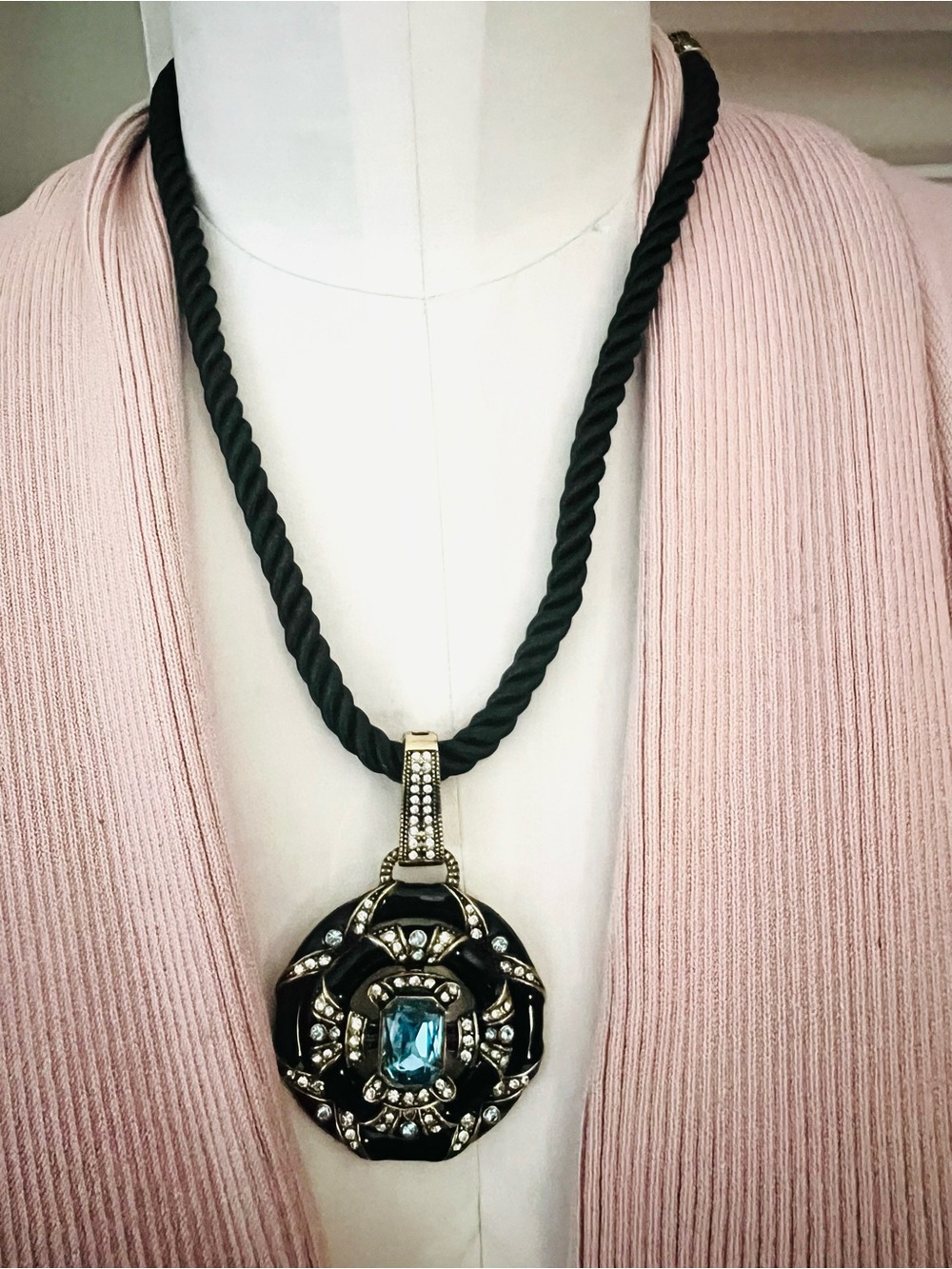 Heidi Daus 🆕 Newport Chic medallion & cord necklace in original box.